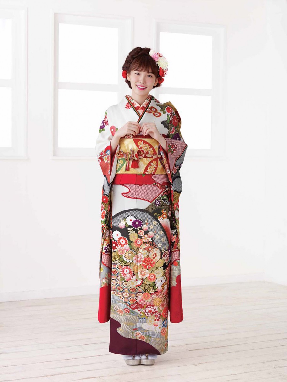 飯豊まりえ、“華やかな着物姿”を披露　きもの「鈴乃屋」イメージキャラクターに