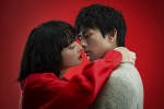 ドラマ『トドメの接吻』に出演する新田真剣佑と門脇麦