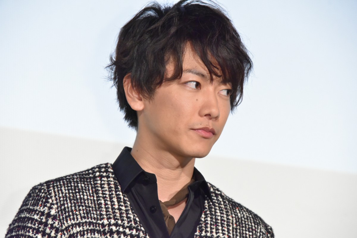 佐藤健、“笑顔”が苦手？「僕、あんまり笑わなくて…」土屋太鳳のフォローに照れる