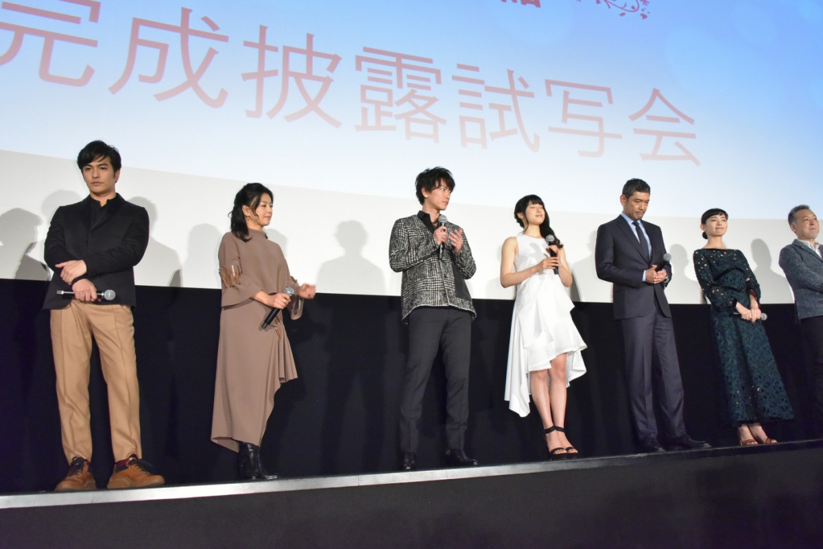 佐藤健、“笑顔”が苦手？「僕、あんまり笑わなくて…」土屋太鳳のフォローに照れる