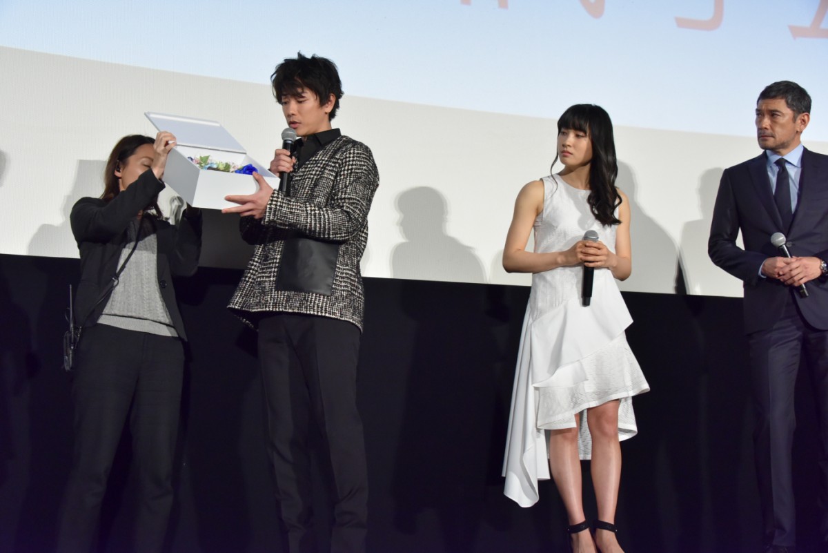 佐藤健、“笑顔”が苦手？「僕、あんまり笑わなくて…」土屋太鳳のフォローに照れる