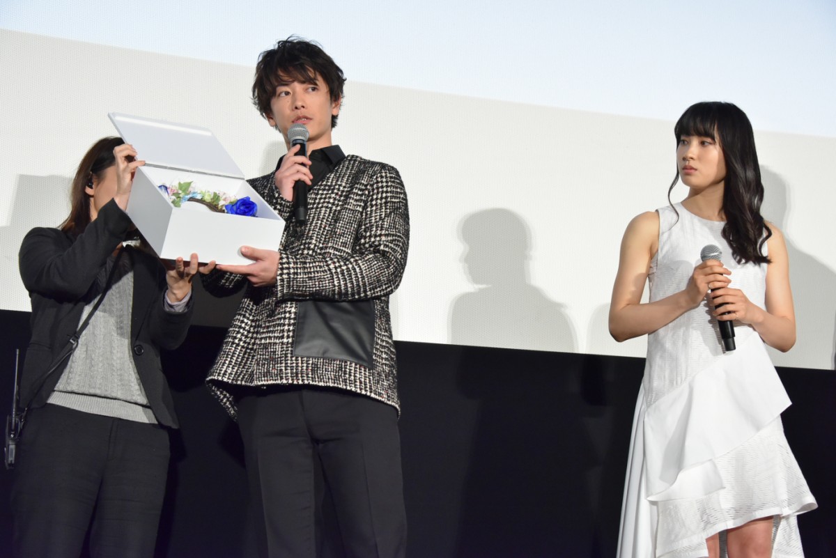 佐藤健、“笑顔”が苦手？「僕、あんまり笑わなくて…」土屋太鳳のフォローに照れる