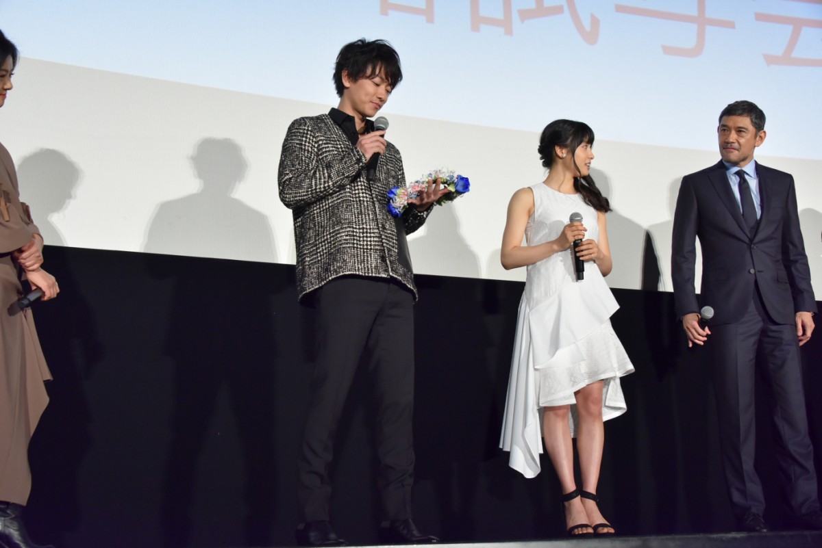 佐藤健、“笑顔”が苦手？「僕、あんまり笑わなくて…」土屋太鳳のフォローに照れる