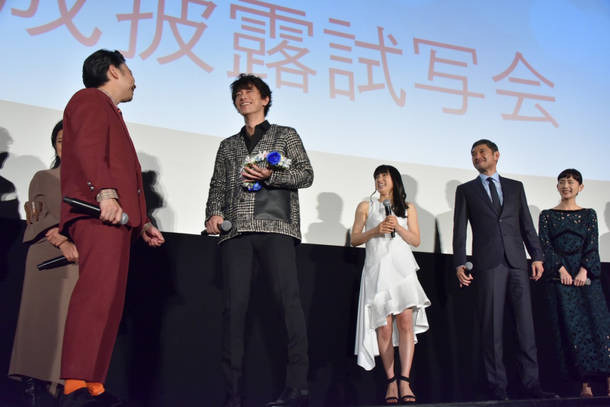 佐藤健、“笑顔”が苦手？「僕、あんまり笑わなくて…」土屋太鳳のフォローに照れる