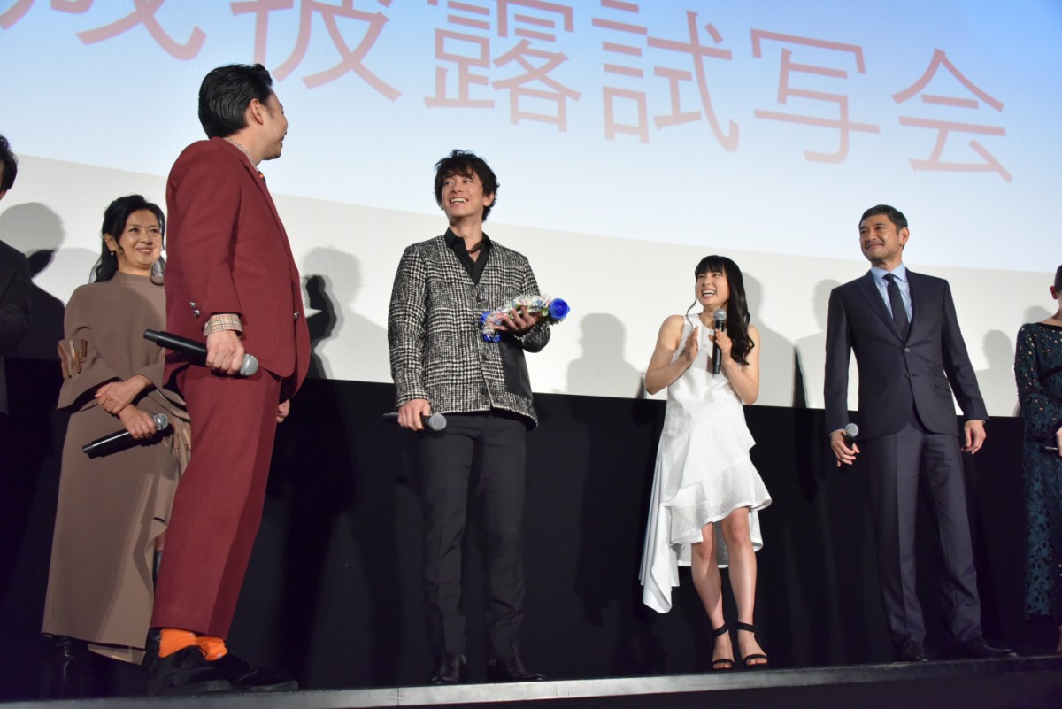 佐藤健、“笑顔”が苦手？「僕、あんまり笑わなくて…」土屋太鳳のフォローに照れる
