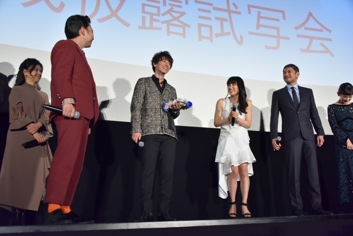佐藤健、“笑顔”が苦手？「僕、あんまり笑わなくて…」土屋太鳳のフォローに照れる