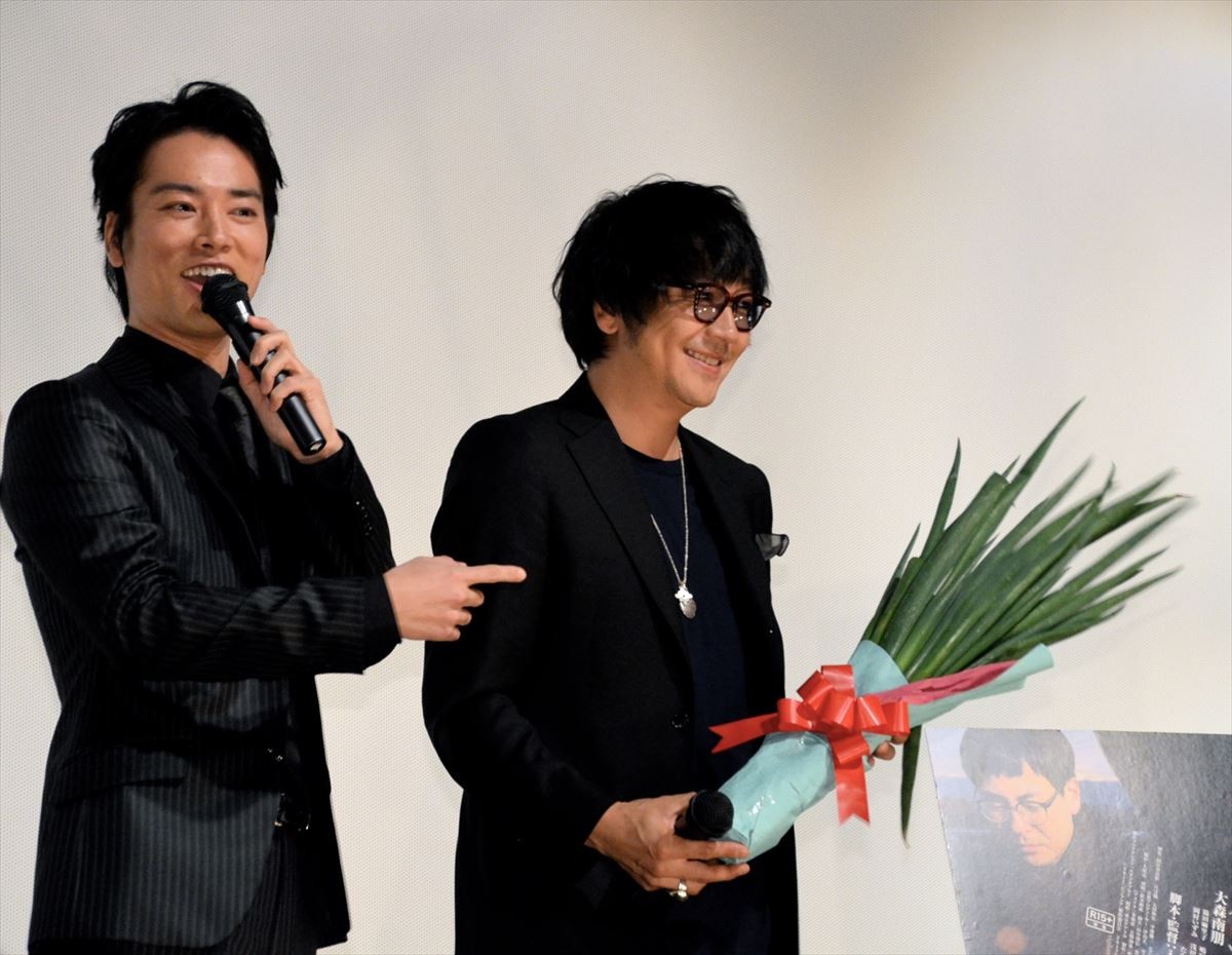 桐谷健太ら三兄弟役が深谷ネギのサプライズに感激!? 「この映画、ネギの映画なの？」