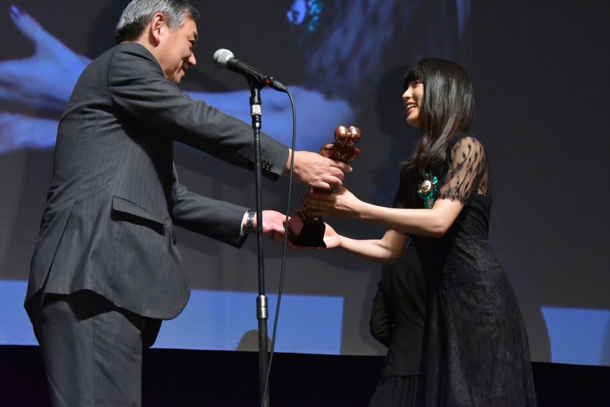 土屋太鳳、最優秀新進女優賞受賞に涙　「出会った全ての人、時間に心から感謝」