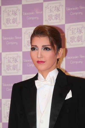 宝塚歌劇団を卒業した朝夏まなと