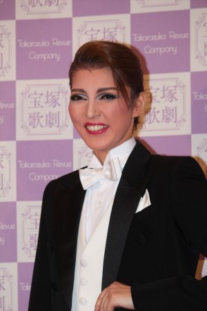 宝塚歌劇団を卒業した朝夏まなと