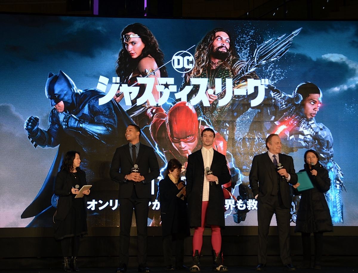 『ジャスティス・リーグ』エズラ・ミラー来日！ 『ハガレン』応援に大盛り上がり