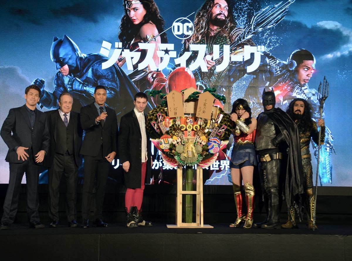 『ジャスティス・リーグ』エズラ・ミラー来日！ 『ハガレン』応援に大盛り上がり