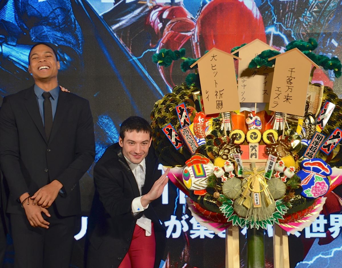 『ジャスティス・リーグ』エズラ・ミラー来日！ 『ハガレン』応援に大盛り上がり