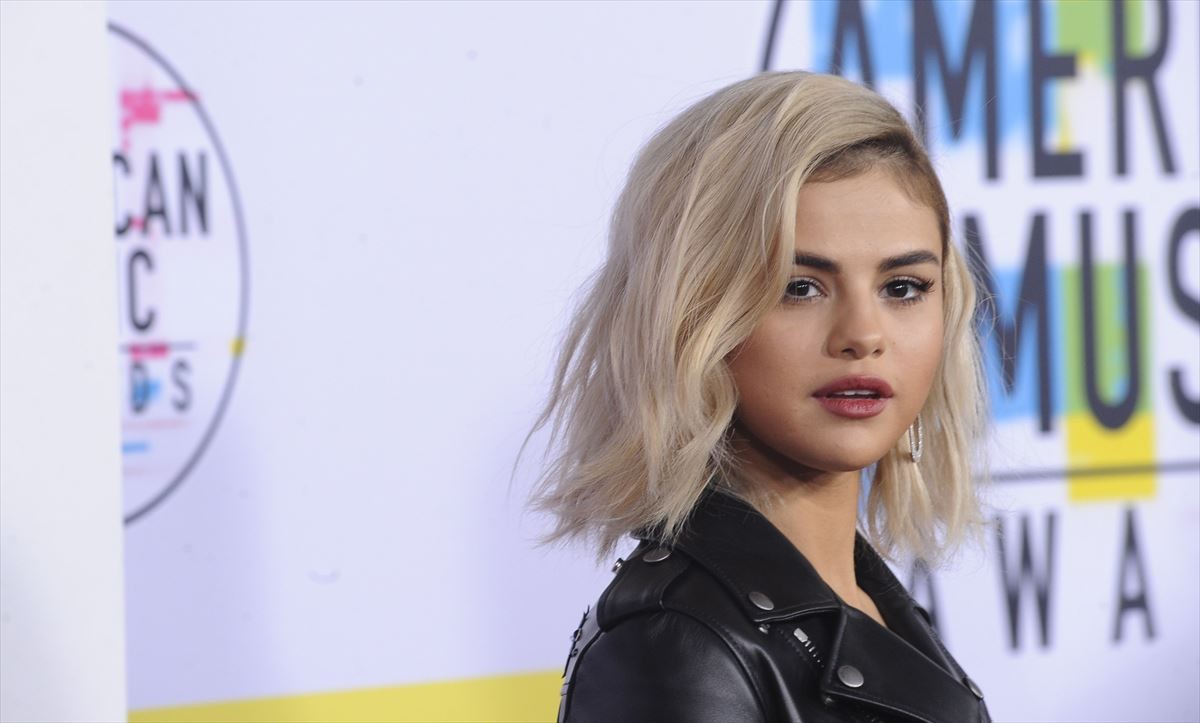 ブロンドにイメチェンしたセレーナ・ゴメス(American Music Awards 2017にて)