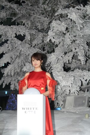 「WHITE KITTE」WHITE Tree ライトアップセレモニーに登場した深田恭子
