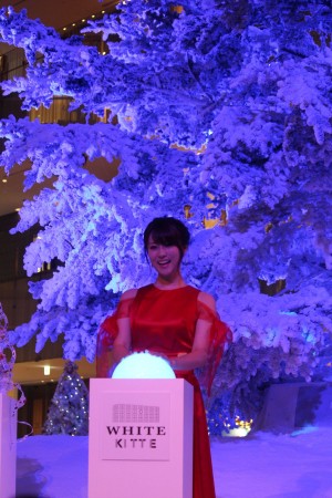 「WHITE KITTE」WHITE Tree ライトアップセレモニーに登場した深田恭子