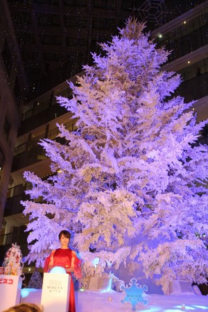 「WHITE KITTE」WHITE Tree ライトアップセレモニーに登場した深田恭子