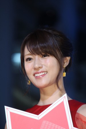 「WHITE KITTE」WHITE Tree ライトアップセレモニーに登場した深田恭子