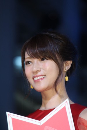 「WHITE KITTE」WHITE Tree ライトアップセレモニーに登場した深田恭子