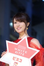 「WHITE KITTE」WHITE Tree ライトアップセレモニーに登場した深田恭子