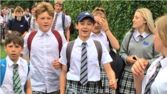 英男子生徒が集団スカート登校　猛暑の短パン禁止を受けて抗議　　※「海外メディアBBC」スクリーンショット