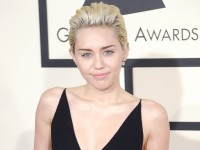 ポッチャリお腹は妊娠ではなく食べ過ぎだというマイリー・サイラス