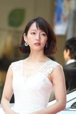吉岡里帆、VOGUE JAPAN WOMEN OF THE YEAR 2017 授賞式（レッドカーペット）に登場