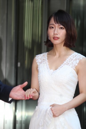 吉岡里帆、VOGUE JAPAN WOMEN OF THE YEAR 2017 授賞式（レッドカーペット）に登場