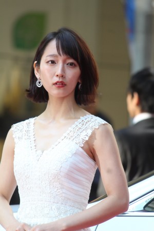 吉岡里帆、VOGUE JAPAN WOMEN OF THE YEAR 2017 授賞式（レッドカーペット）に登場