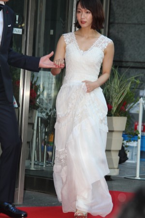 吉岡里帆、VOGUE JAPAN WOMEN OF THE YEAR 2017 授賞式（レッドカーペット）に登場