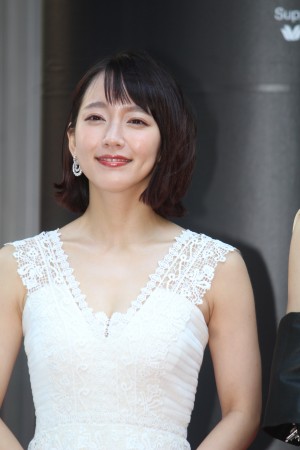 吉岡里帆、VOGUE JAPAN WOMEN OF THE YEAR 2017 授賞式（レッドカーペット）に登場