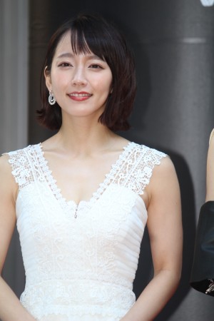 吉岡里帆、VOGUE JAPAN WOMEN OF THE YEAR 2017 授賞式（レッドカーペット）に登場