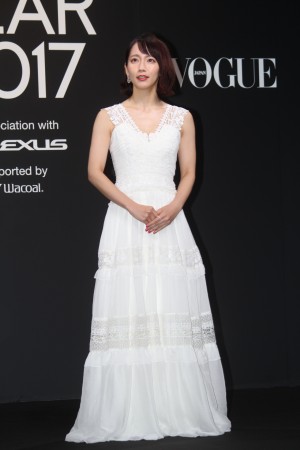 吉岡里帆、VOGUE JAPAN WOMEN OF THE YEAR 2017 授賞式・記者会見に登場