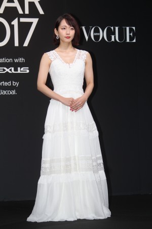 吉岡里帆、VOGUE JAPAN WOMEN OF THE YEAR 2017 授賞式・記者会見に登場