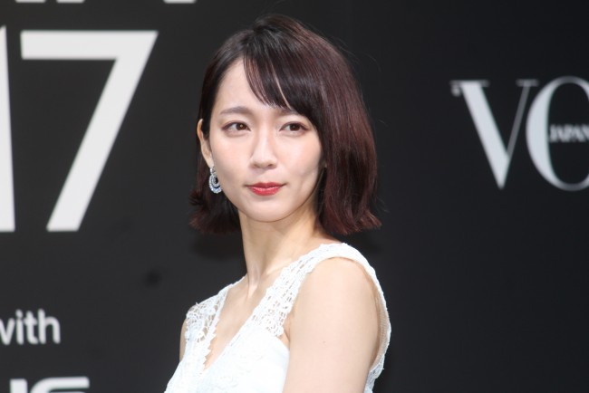 吉岡里帆、VOGUE JAPAN WOMEN OF THE YEAR 2017 授賞式・記者会見に登場