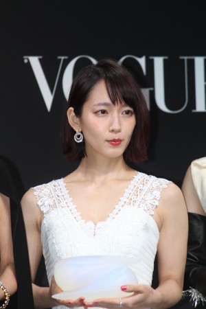 吉岡里帆、VOGUE JAPAN WOMEN OF THE YEAR 2017 授賞式・記者会見に登場