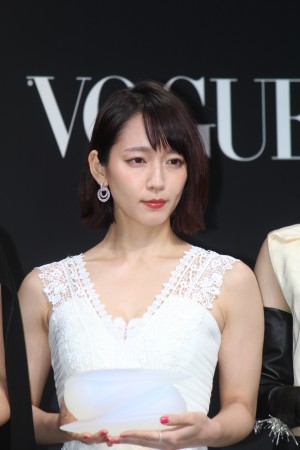 吉岡里帆、VOGUE JAPAN WOMEN OF THE YEAR 2017 授賞式・記者会見に登場