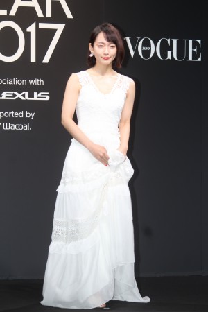 吉岡里帆、VOGUE JAPAN WOMEN OF THE YEAR 2017 授賞式・記者会見に登場