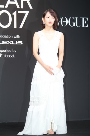 吉岡里帆、VOGUE JAPAN WOMEN OF THE YEAR 2017 授賞式・記者会見に登場