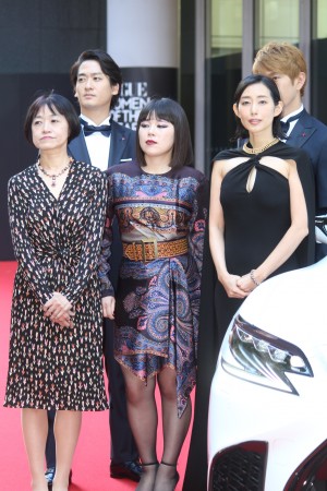 ブルゾンちえみ、VOGUE JAPAN WOMEN OF THE YEAR 2017 授賞式・記者会見に登場