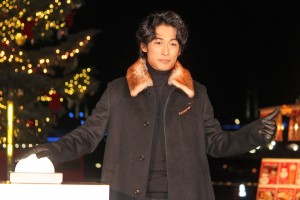 『Christmas Market in 横浜赤レンガ倉庫』ライトアップセレモニーに登場したディーン・フジオカ