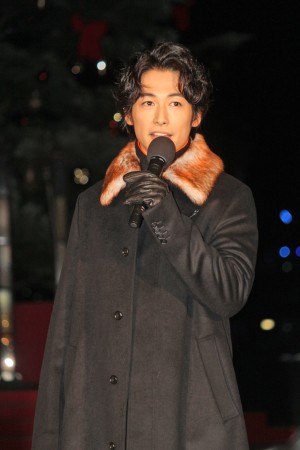 『Christmas Market in 横浜赤レンガ倉庫』ライトアップセレモニーに登場したディーン・フジオカ