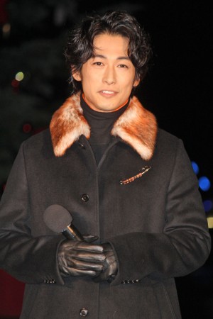 『Christmas Market in 横浜赤レンガ倉庫』ライトアップセレモニーに登場したディーン・フジオカ