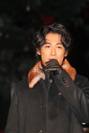 『Christmas Market in 横浜赤レンガ倉庫』ライトアップセレモニーに登場したディーン・フジオカ