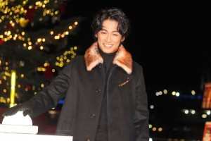 『Christmas Market in 横浜赤レンガ倉庫』ライトアップセレモニーに登場したディーン・フジオカ