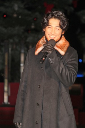 『Christmas Market in 横浜赤レンガ倉庫』ライトアップセレモニーに登場したディーン・フジオカ