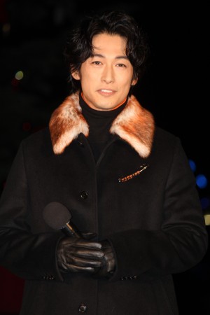 『Christmas Market in 横浜赤レンガ倉庫』ライトアップセレモニーに登場したディーン・フジオカ