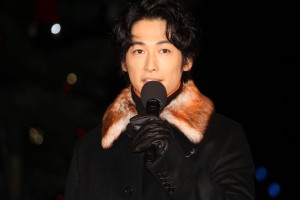 『Christmas Market in 横浜赤レンガ倉庫』ライトアップセレモニーに登場したディーン・フジオカ