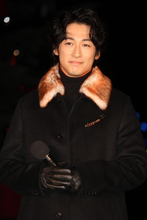 『Christmas Market in 横浜赤レンガ倉庫』ライトアップセレモニーに登場したディーン・フジオカ