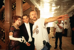映画『タイタニック』でケイト・ウィンスレットとレオナルド・ディカプリオに指示を出すジェームズ・キャメロン監督（右）